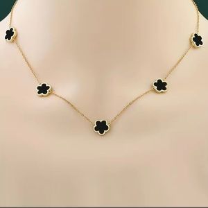 Flower pendant necklace